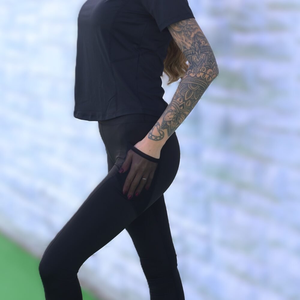 Клин от мека прасковена материя с мрежест страничен джоб