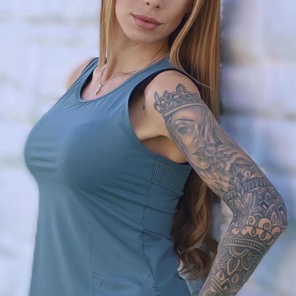 Йога потник с елегантен мрежест елемент на гърба