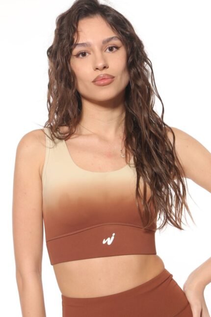 Спортно бюстие с модерен омбре ефект и дискретно вградена оформяща подплънка за опора