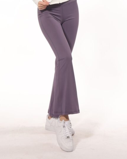 Тъмно лилав