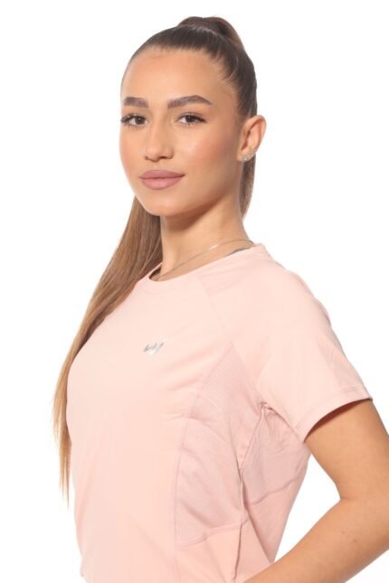 Светло розов